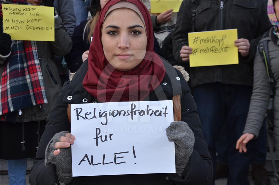 Avusturya'da "başörtüsü yasağı" protesto edildi