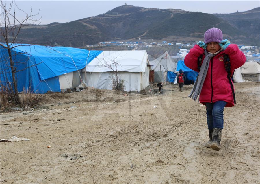Çadır kentlerdeki Suriyelilerin çetin kış şartlarıyla mücadelesi