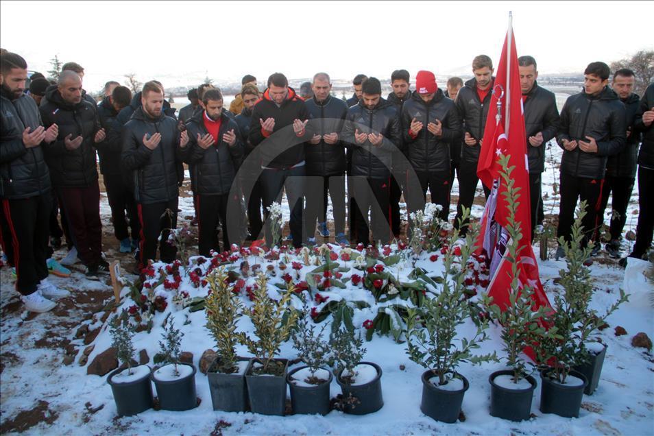 Elazığspor, şehit polis Sekin'in kabrini ziyaret etti