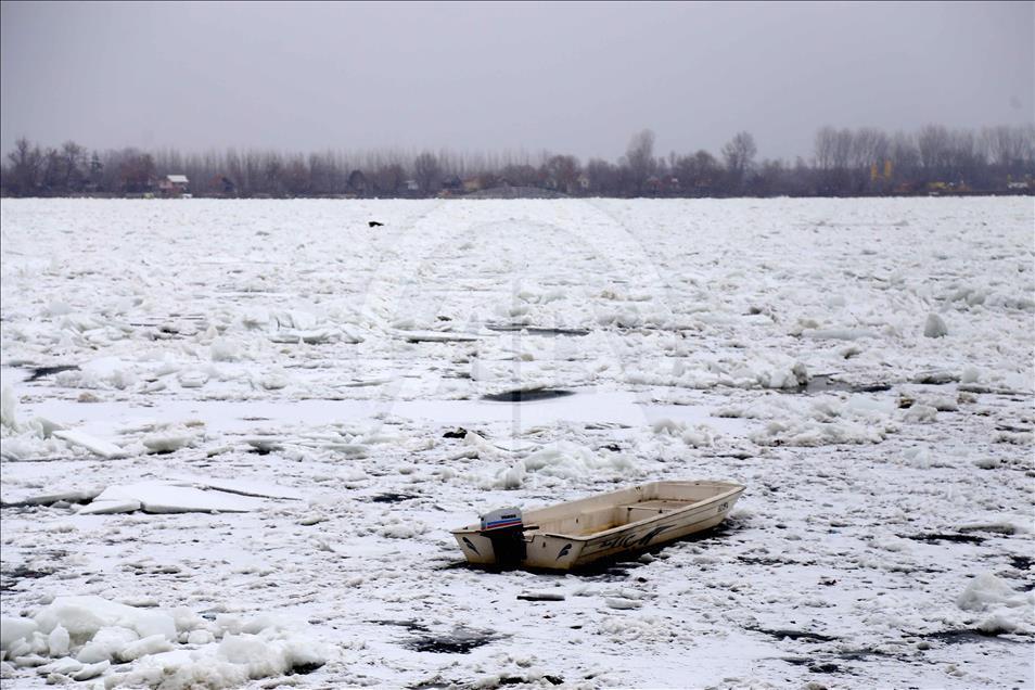 Donan Tuna nehri, buzlardan temizleniyor