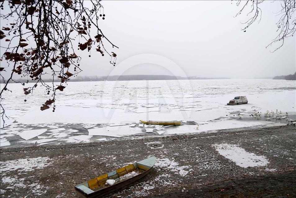 Donan Tuna nehri, buzlardan temizleniyor