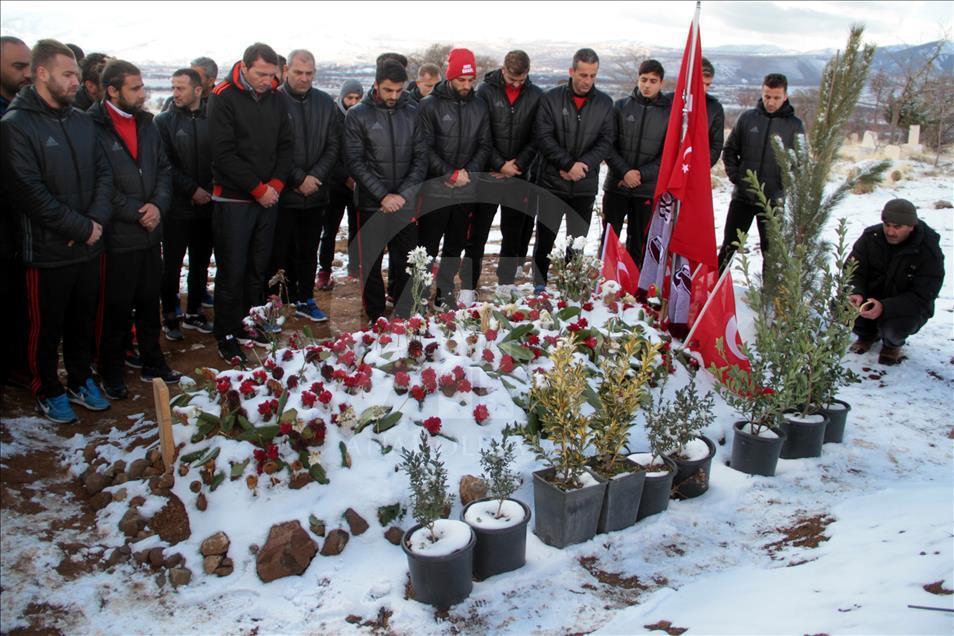 Elazığspor, şehit polis Sekin'in kabrini ziyaret etti
