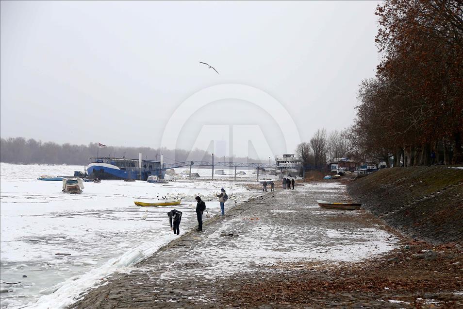 Donan Tuna nehri, buzlardan temizleniyor