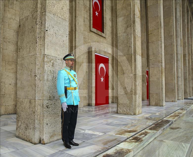 Meclis tören polislerine turkuaz üniforma