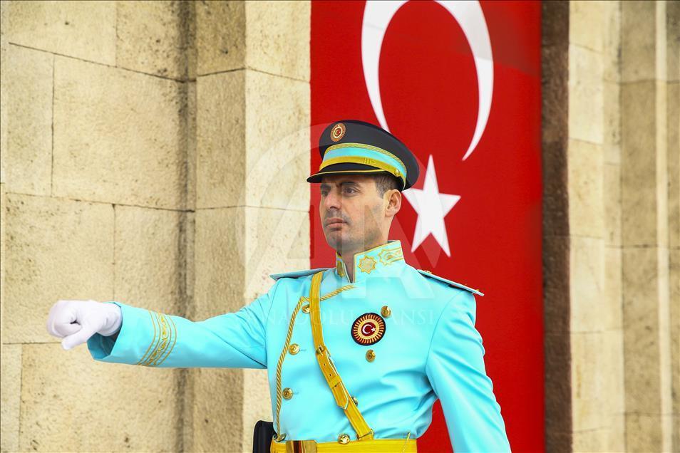 Meclis tören polislerine turkuaz üniforma