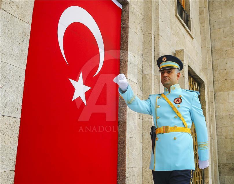 Meclis tören polislerine turkuaz üniforma