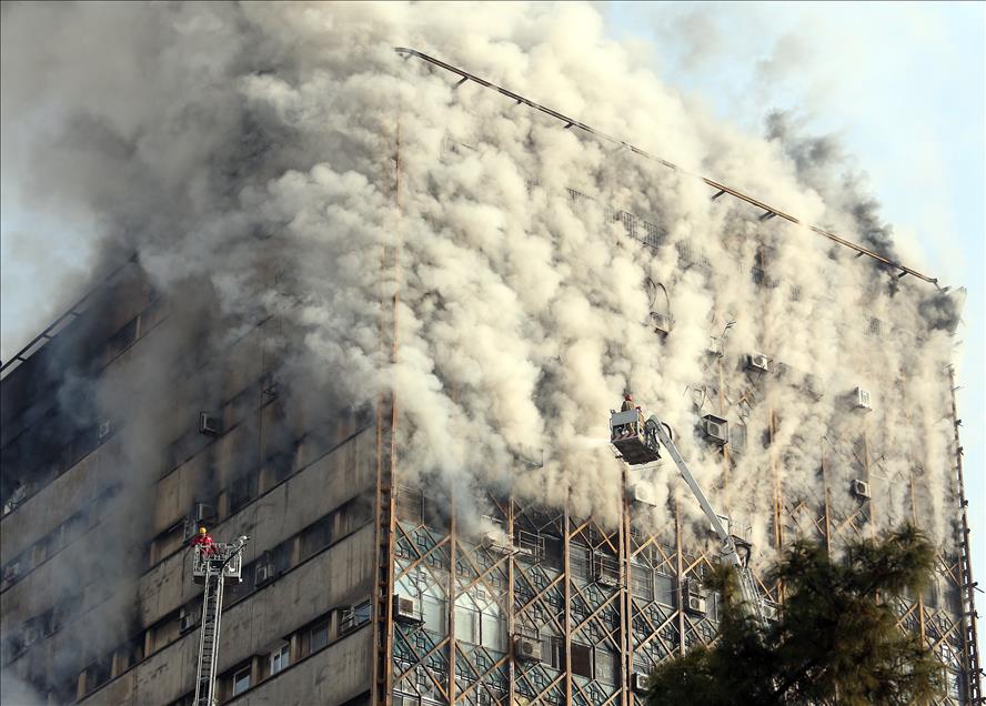 Tahran'da 17 katlı iş yerinde yangın