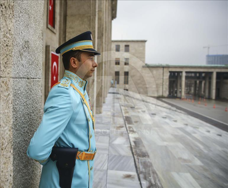 Meclis tören polislerine turkuaz üniforma