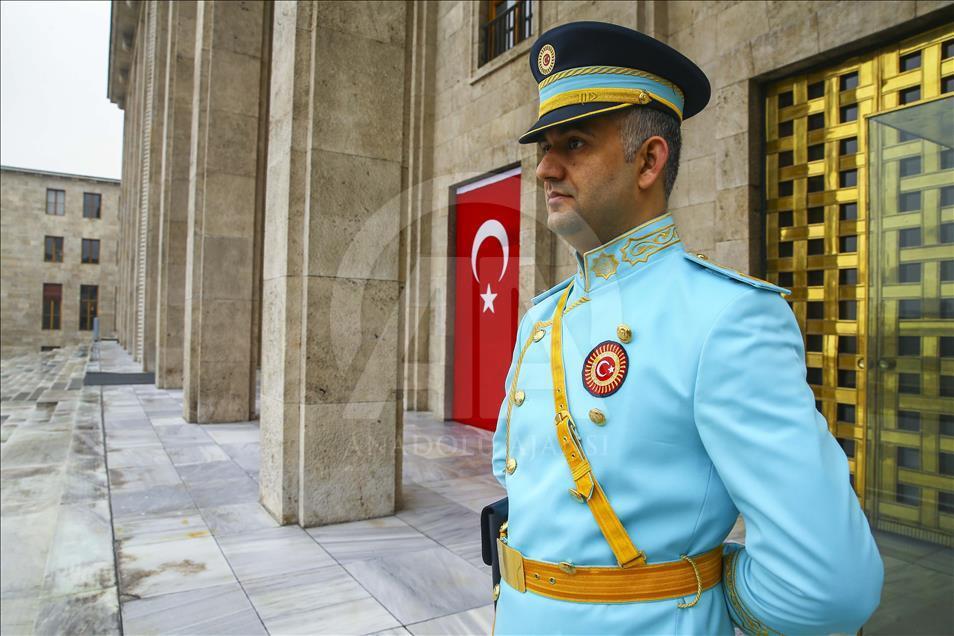 Meclis tören polislerine turkuaz üniforma