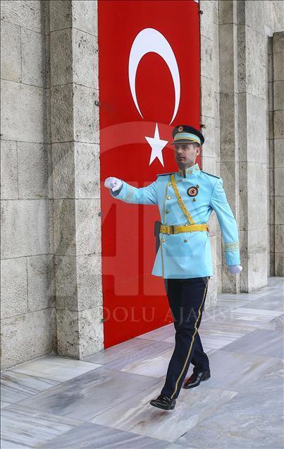 Meclis tören polislerine turkuaz üniforma