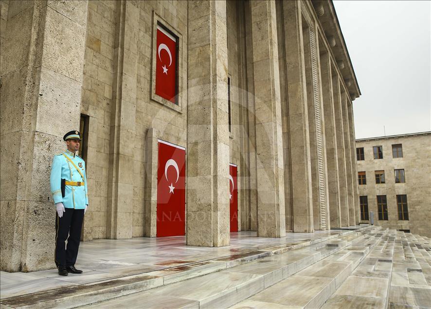 Meclis tören polislerine turkuaz üniforma