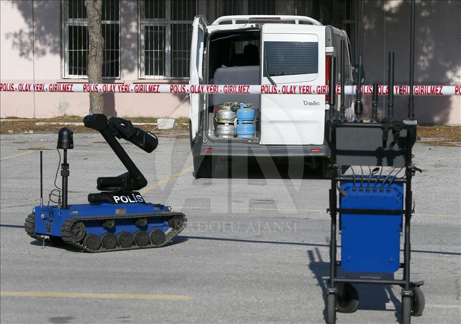 Kadın bomba imha uzmanının "ağır yükü"