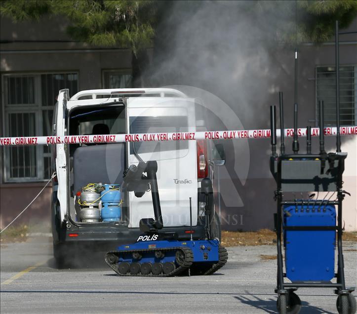 Kadın bomba imha uzmanının "ağır yükü"