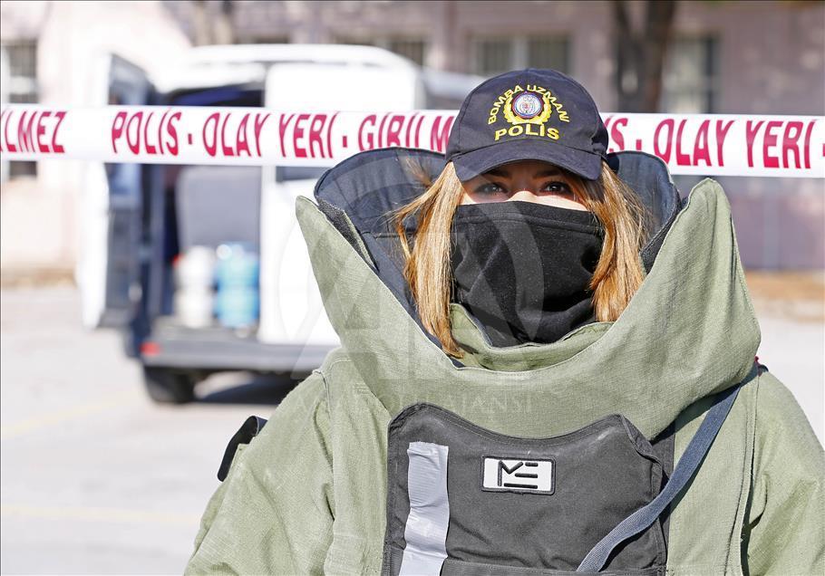 Kadın bomba imha uzmanının "ağır yükü"