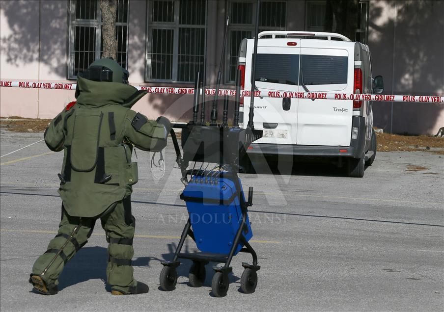 Kadın bomba imha uzmanının "ağır yükü"