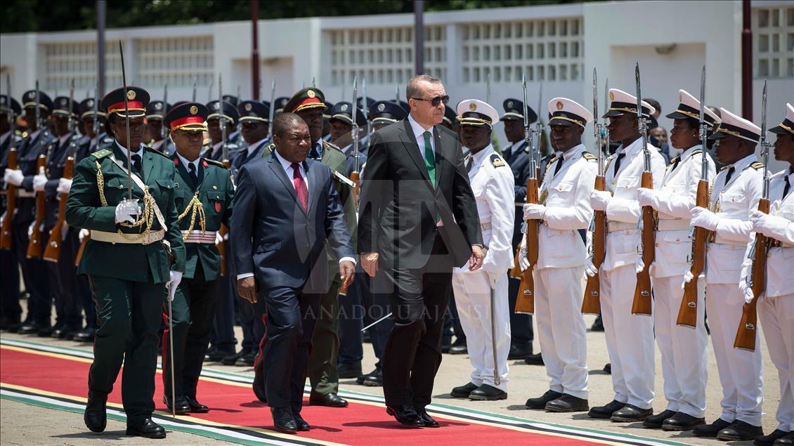 Cumhurbaşkanı Erdoğan Mozambik'te resmi törenle karşılandı