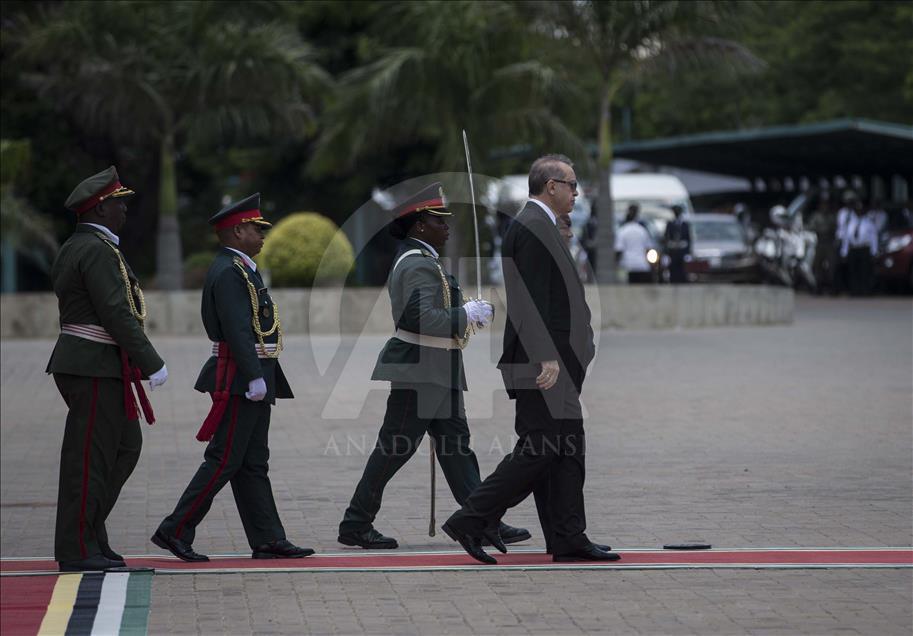 Cumhurbaşkanı Erdoğan Mozambik'te resmi törenle karşılandı