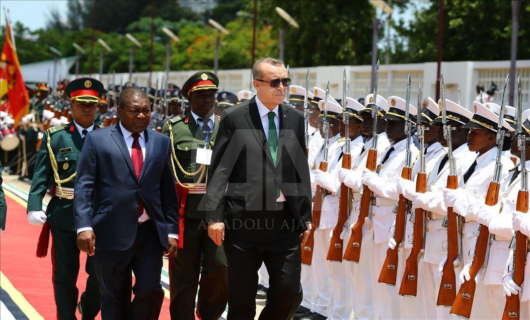 Cumhurbaşkanı Erdoğan Mozambik'te resmi törenle karşılandı
