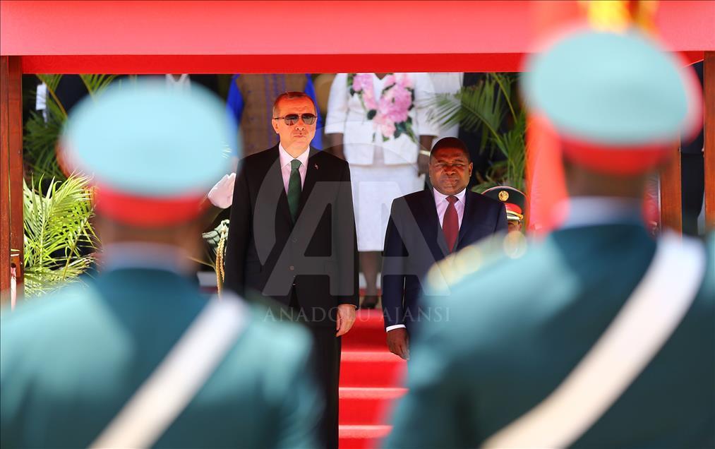 Cumhurbaşkanı Erdoğan Mozambik'te resmi törenle karşılandı