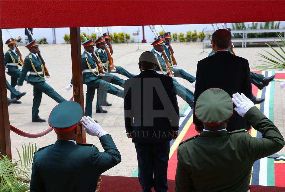 Cumhurbaşkanı Erdoğan Mozambik'te resmi törenle karşılandı