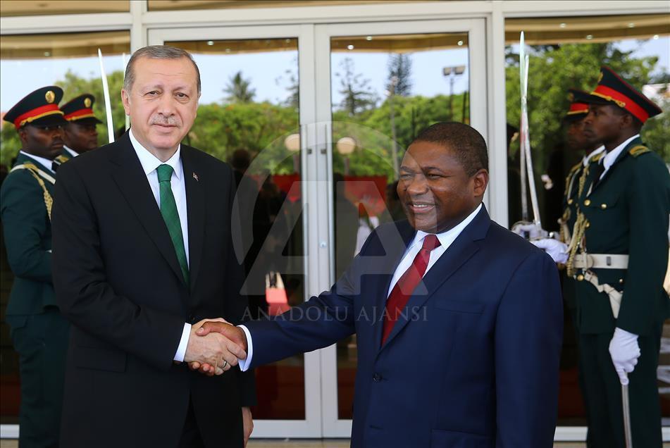 Cumhurbaşkanı Erdoğan Mozambik'te resmi törenle karşılandı