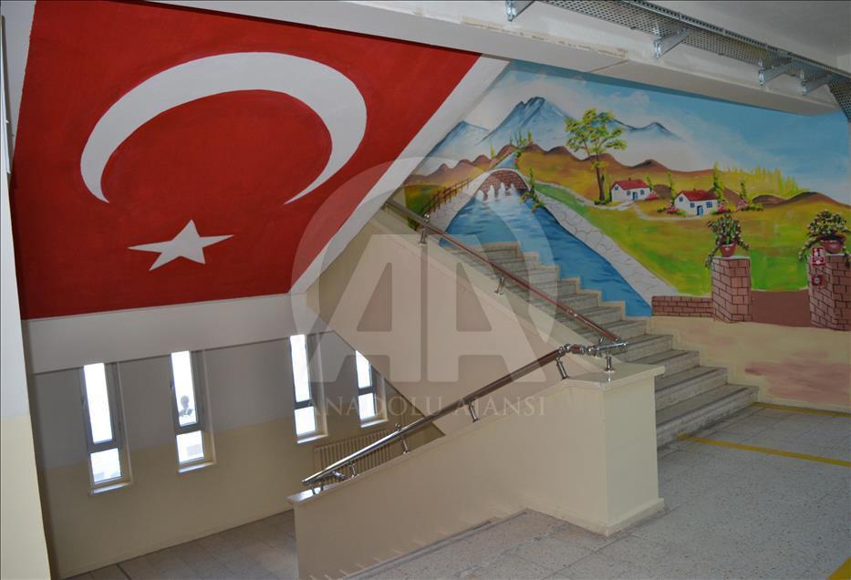 Okul duvarlarına "ressam" dokunuşu