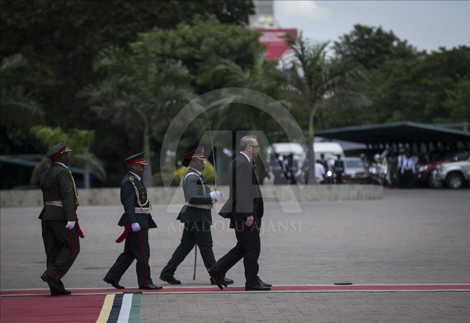 Cumhurbaşkanı Erdoğan Mozambik'te resmi törenle karşılandı