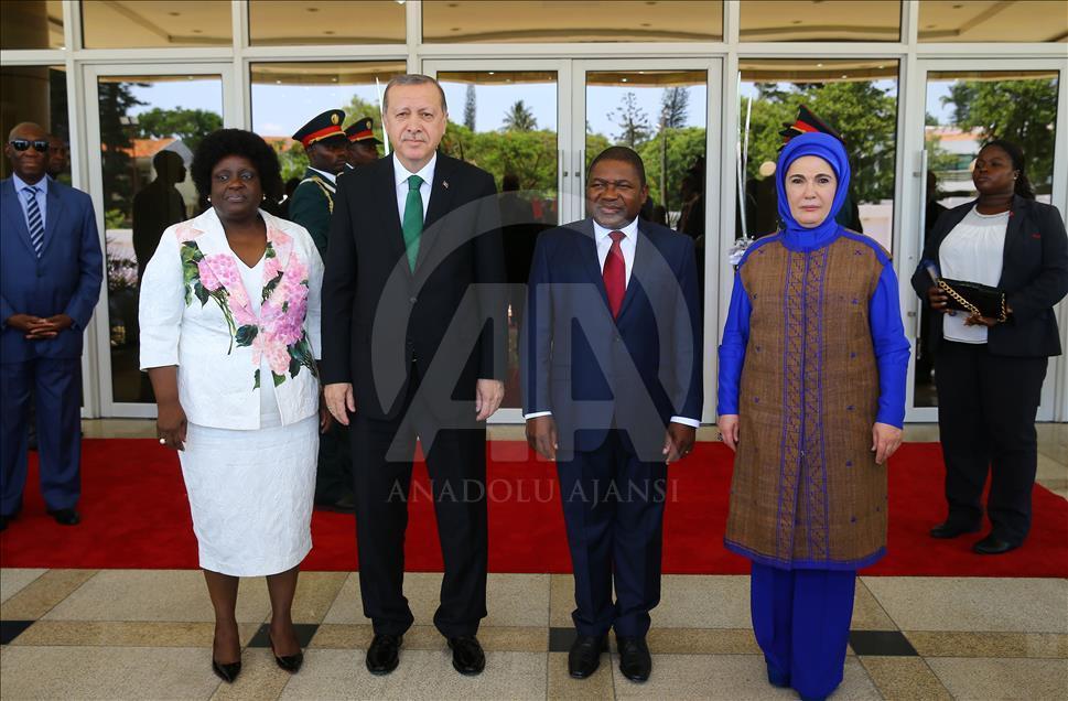 Cumhurbaşkanı Erdoğan Mozambik'te resmi törenle karşılandı