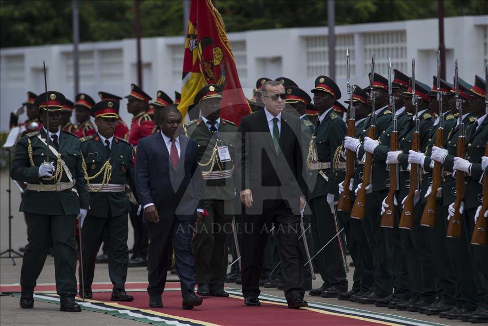Cumhurbaşkanı Erdoğan Mozambik'te resmi törenle karşılandı