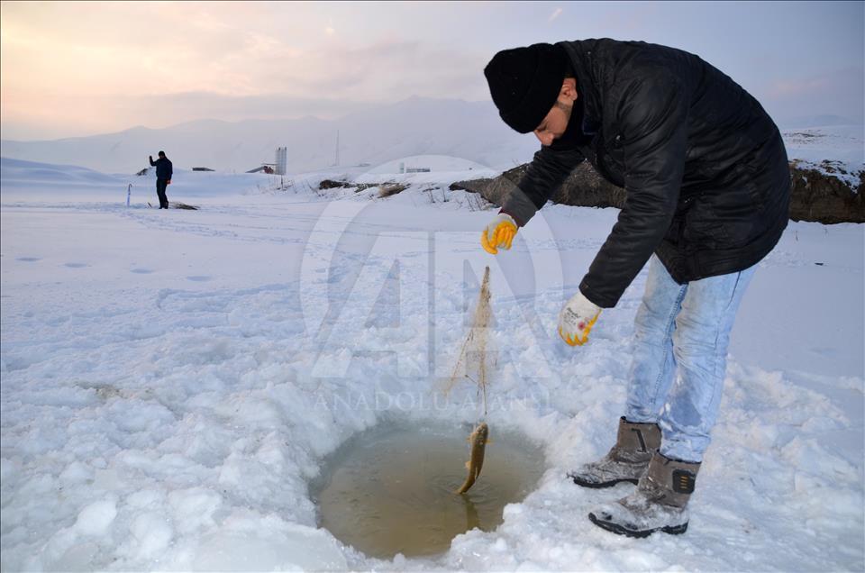 Buz tutan derede balık avı
