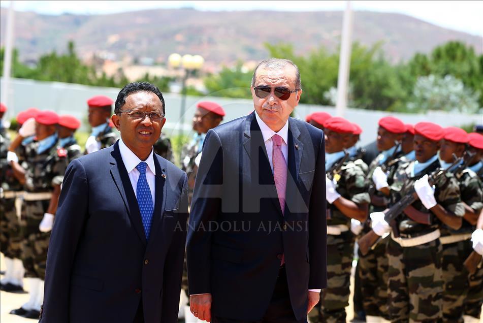  Cumhurbaşkanı Erdoğan, Madagaskar'da resmi törenle karşılandı 