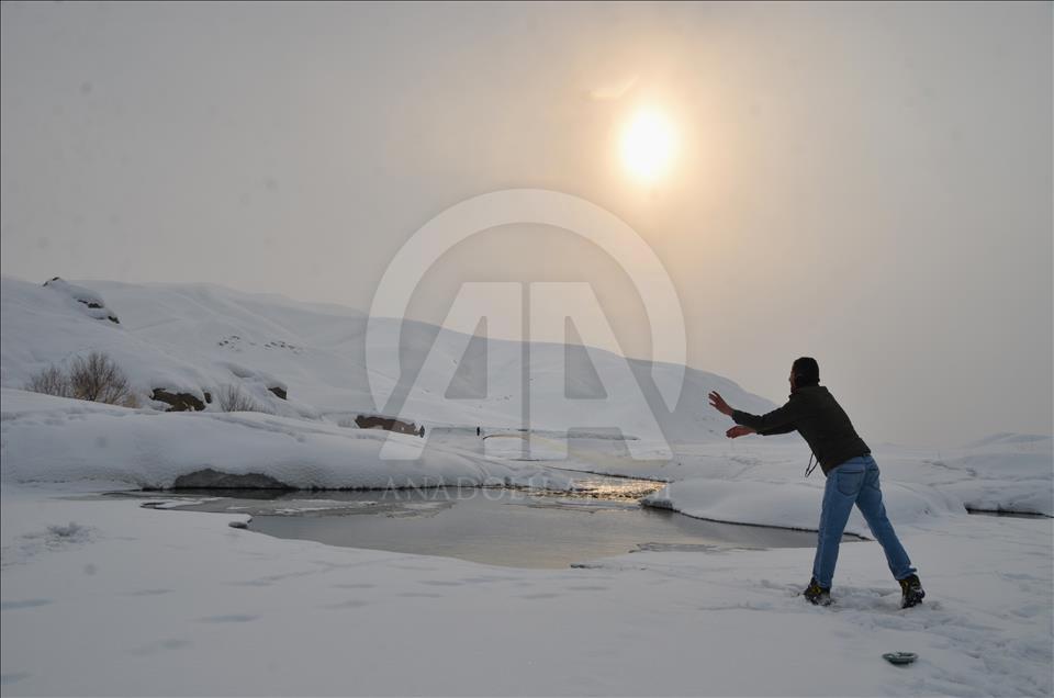Buz tutan derede balık avı
