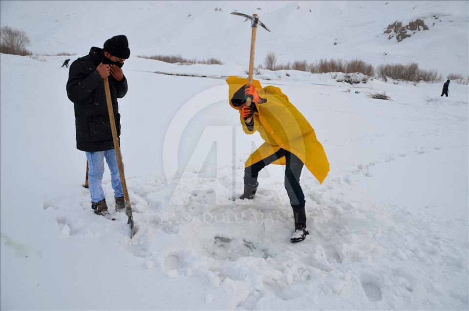 Buz tutan derede balık avı
