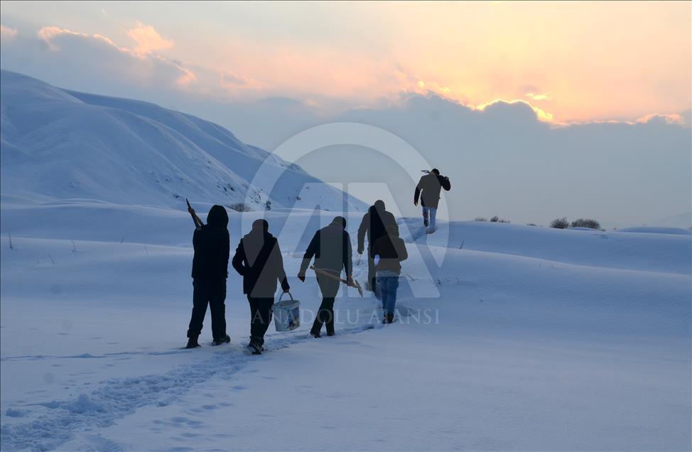 Buz tutan derede balık avı
