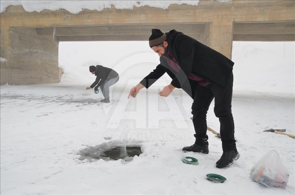 Buz tutan derede balık avı
