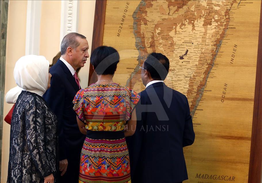  Cumhurbaşkanı Erdoğan, Madagaskar'da resmi törenle karşılandı 