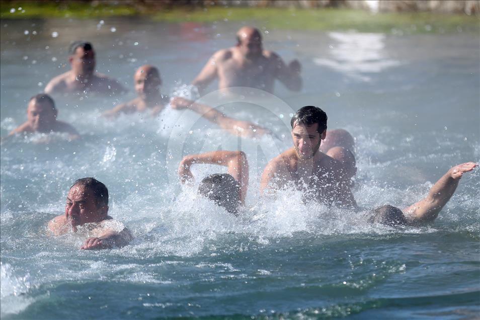 Kupanje u hladnom jezeru preraslo u tradicionalni festival u Kayseriju 