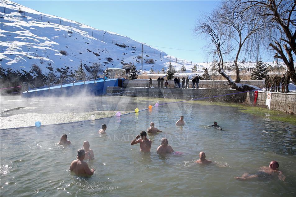 Kupanje u hladnom jezeru preraslo u tradicionalni festival u Kayseriju 