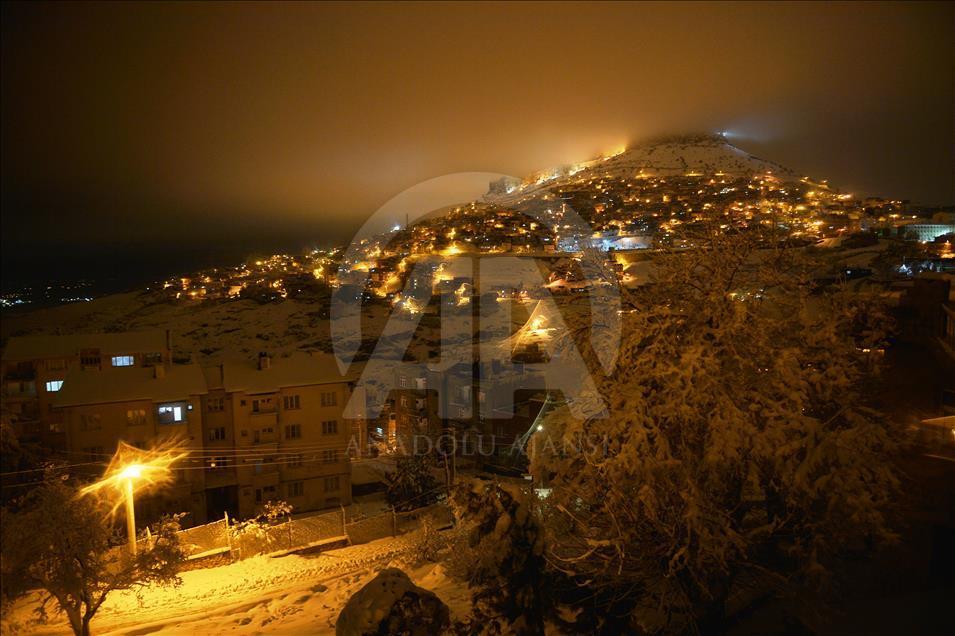 Kar altındaki Mardin'in tarihi yapıları ışıklandırıldı

