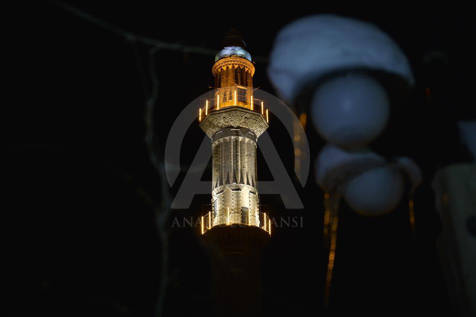 Kar altındaki Mardin'in tarihi yapıları ışıklandırıldı
