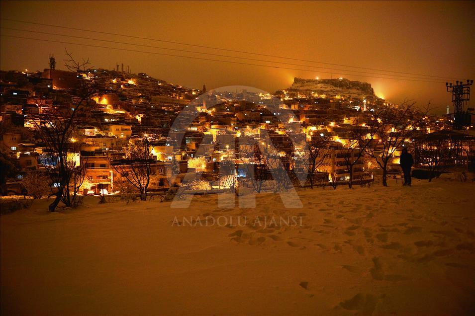 Kar altındaki Mardin'in tarihi yapıları ışıklandırıldı

