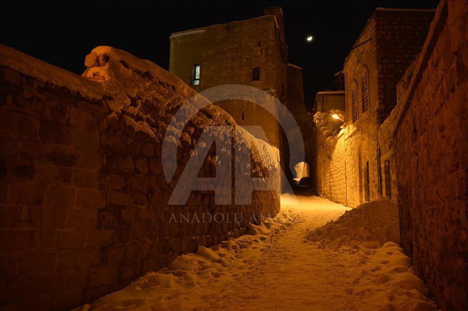 Kar altındaki Mardin'in tarihi yapıları ışıklandırıldı
