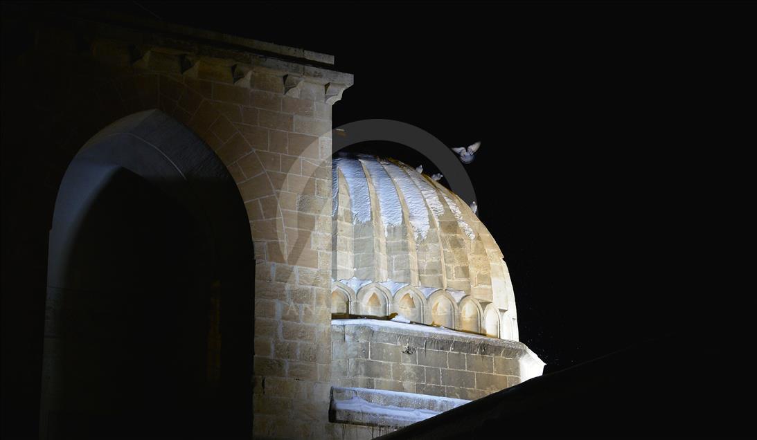 Kar altındaki Mardin'in tarihi yapıları ışıklandırıldı
