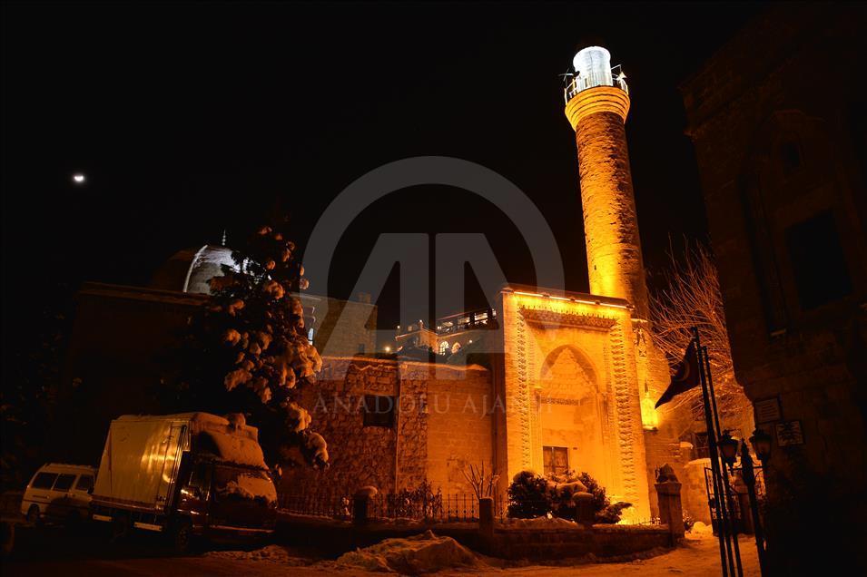 Kar altındaki Mardin'in tarihi yapıları ışıklandırıldı

