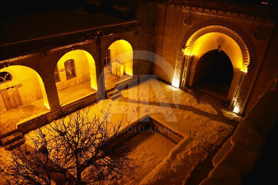 Kar altındaki Mardin'in tarihi yapıları ışıklandırıldı
