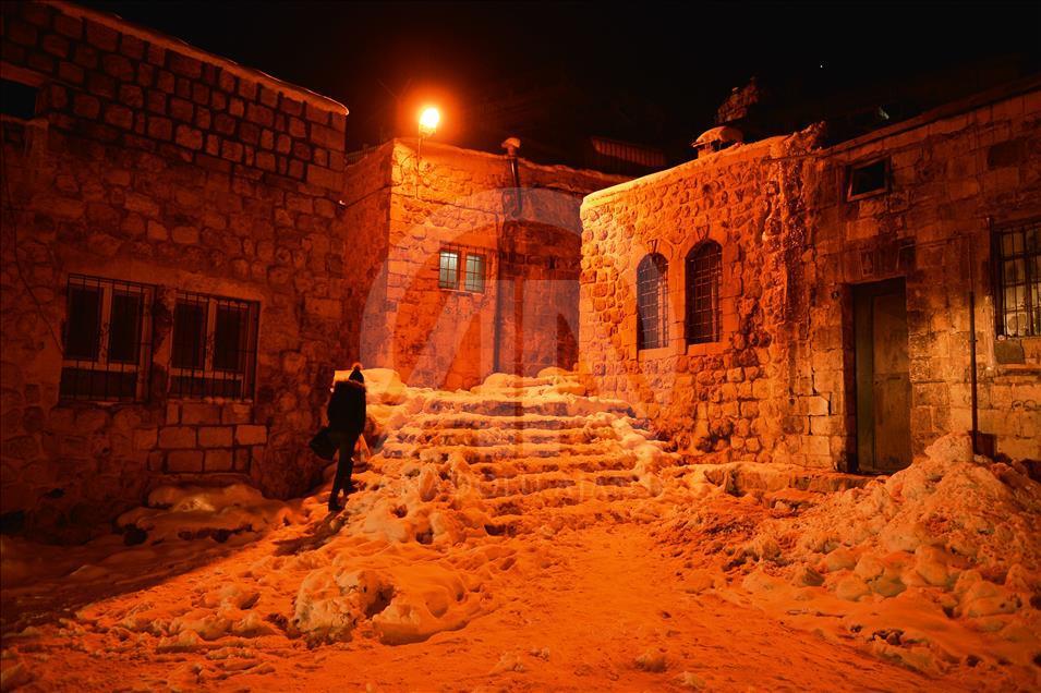 Kar altındaki Mardin'in tarihi yapıları ışıklandırıldı
