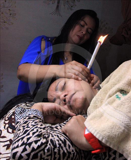 تنظيف الأذن بالشموع .. اعتقاد إندونيسي مثير للجدل 
