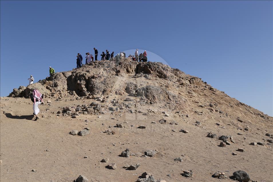 Medine'deki ziyaret duraklarından "Uhud Dağı ve Mescid-i Kıbleteyn"
