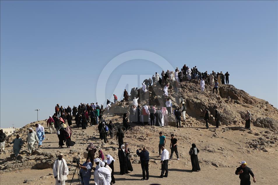 Medine'deki ziyaret duraklarından "Uhud Dağı ve Mescid-i Kıbleteyn"
