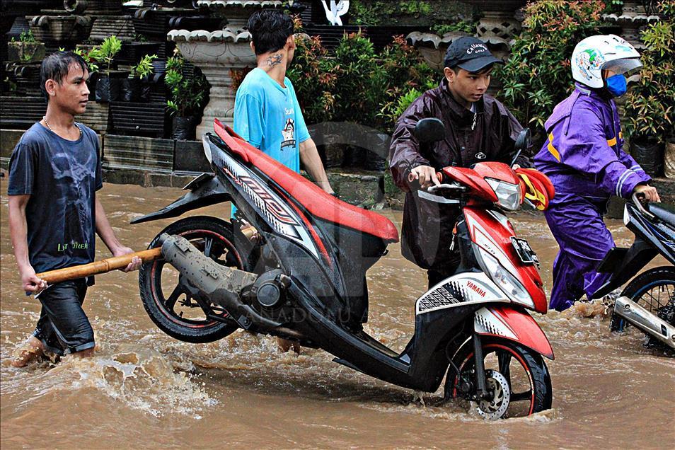 Endonezya'da seller günlük yaşamı ve trafiği olumsuz etkiledi